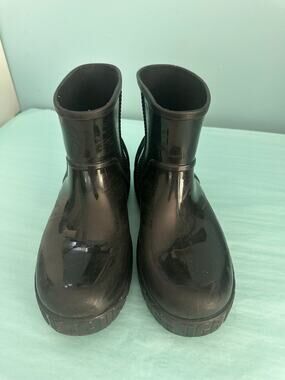 UGG Drizlita women's waterproof rain boots rubber exterior comfort insole size 9